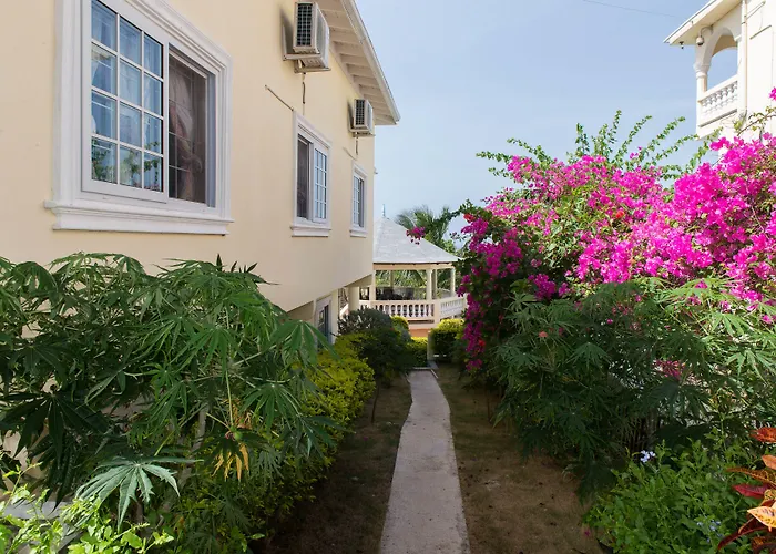 The Royal Kensington 4 *