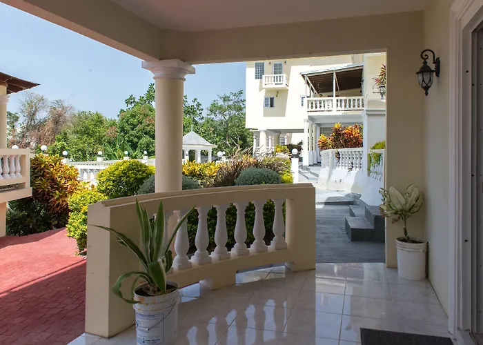 The Royal Kensington 4 *